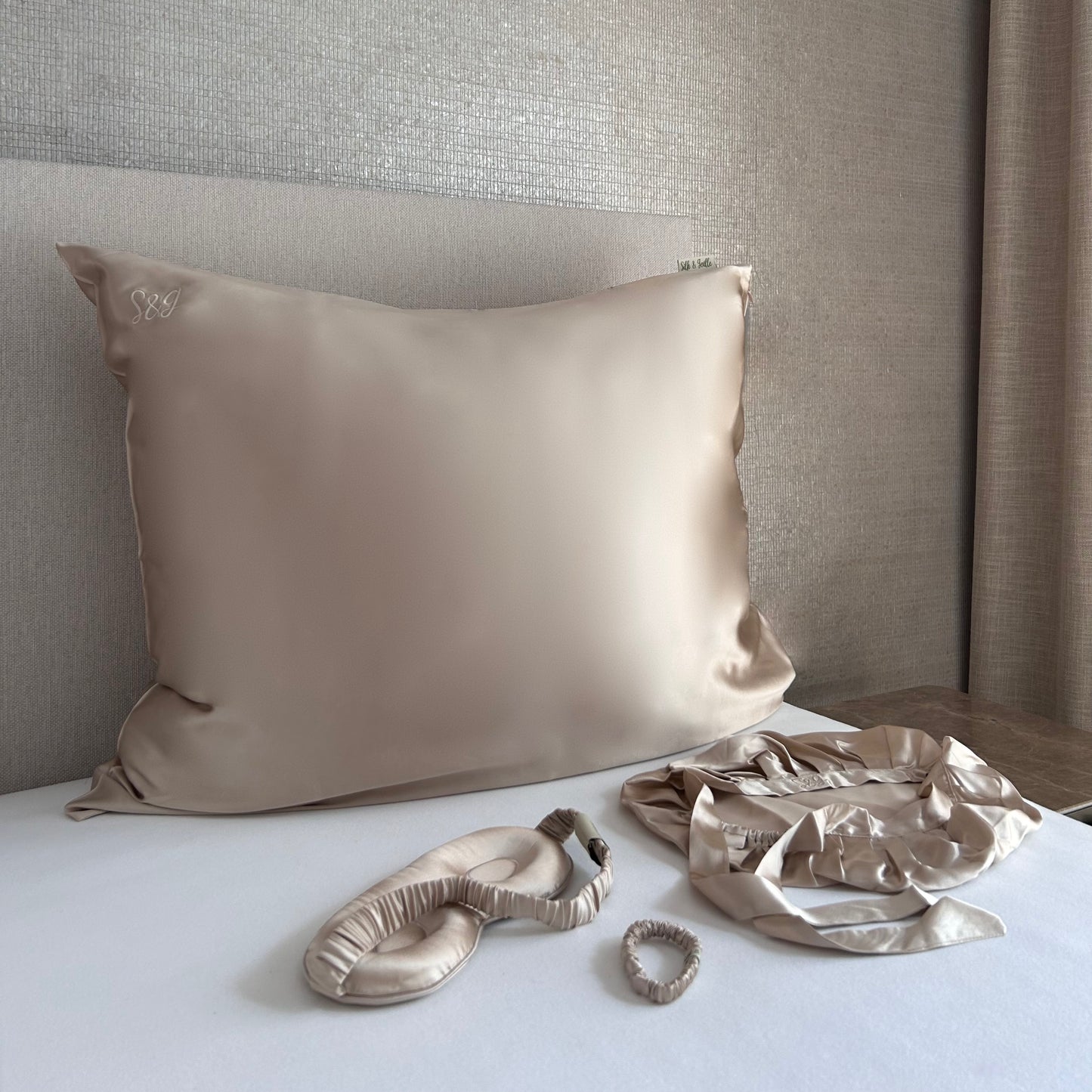 Golden mulberry silk set - 22 momme - sleep mask, pillowcase, bonnet, scrunchie